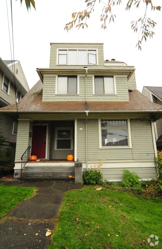 Building Photo - 715 Warren Ave N