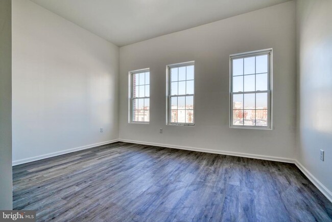 Building Photo - 131 E North Ave