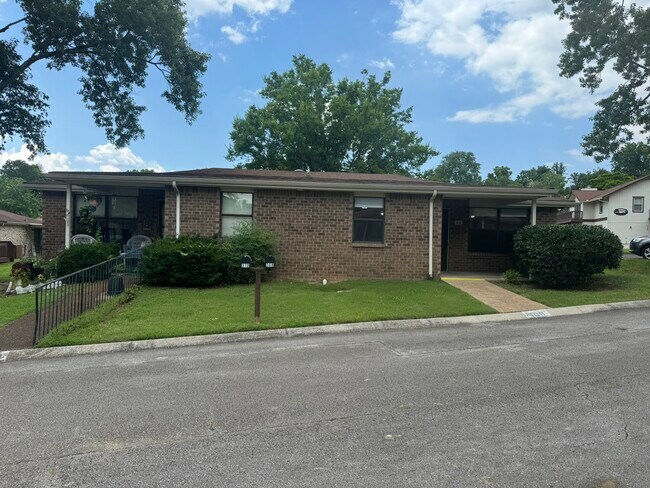 Foto del edificio - 369 Deer Lake Dr