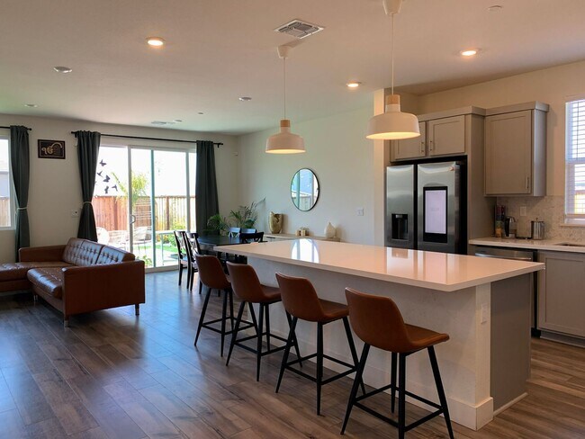 Foto del edificio - Newer Build Single Story 3/2 in Hollister
