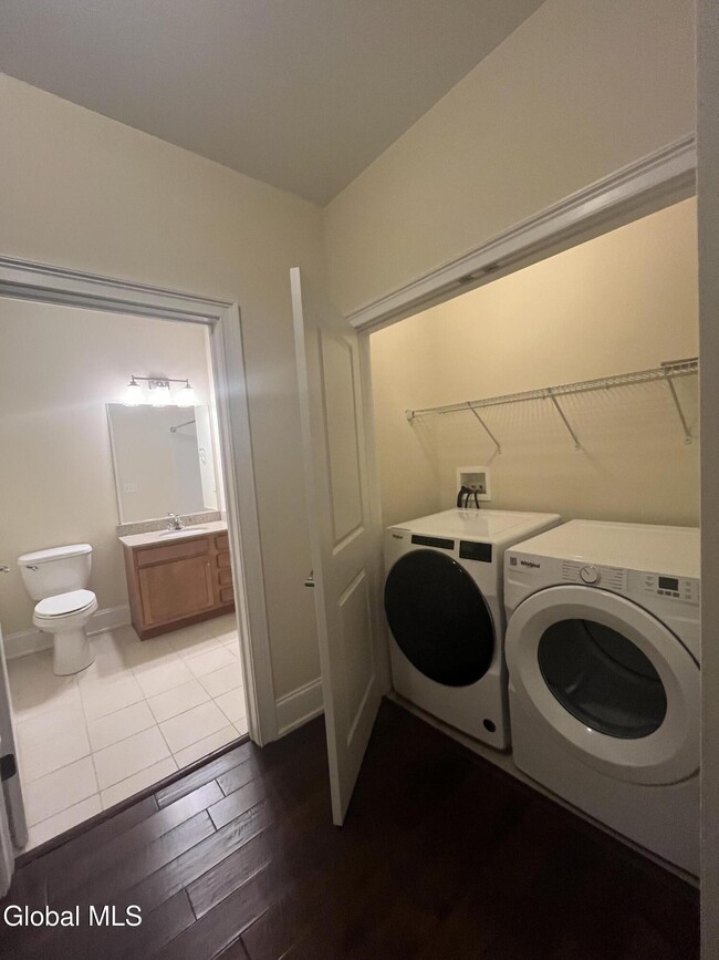 Building Photo - 256 Broadway