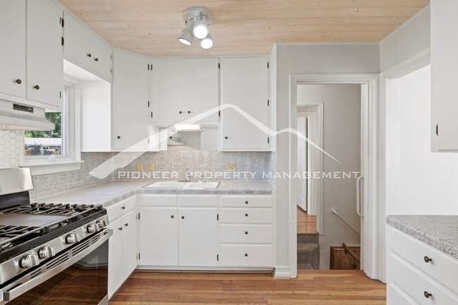 Foto del edificio - Charming Bungalow in Patty Jewett Neighborhood! 3bed, 2 bath, Enclosed yard, 1 car garage, carport