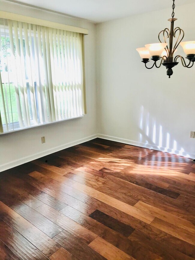 Foto del edificio - Beautiful 3-Bed/2.5-Bath Townhome in Aston...