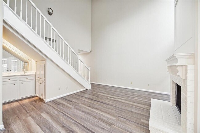 Building Photo - 2413 Potomac Dr