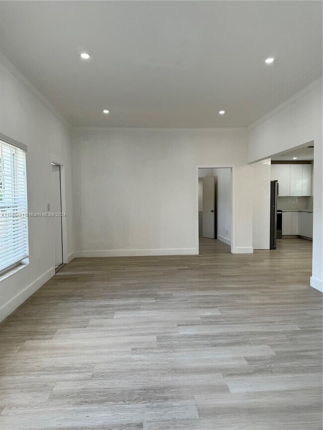 Foto del edificio - 695 NE 80th St
