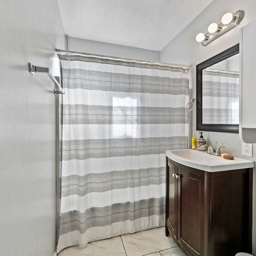 Interior Photo - 1855 Stanley Ave