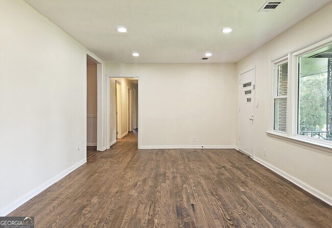 Building Photo - 2280 Columbia Dr