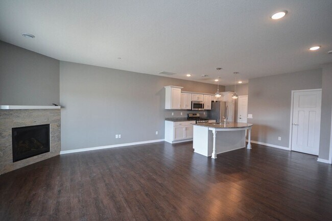 Building Photo - Exceptional townhouse with premium feature...