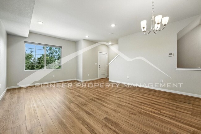 Building Photo - Spacious Townhouse with Central AC and Was...