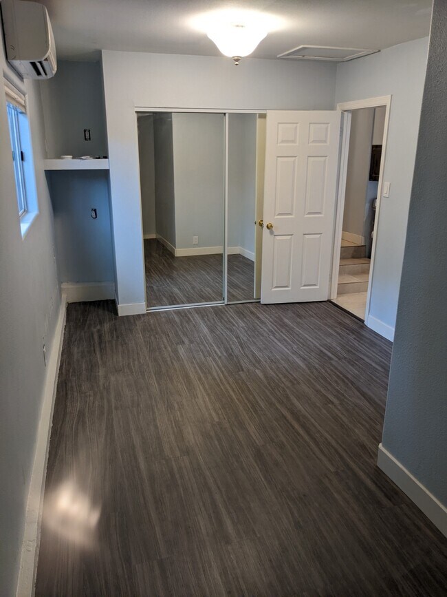 Dormitorio y armario - 17915 Erwin St