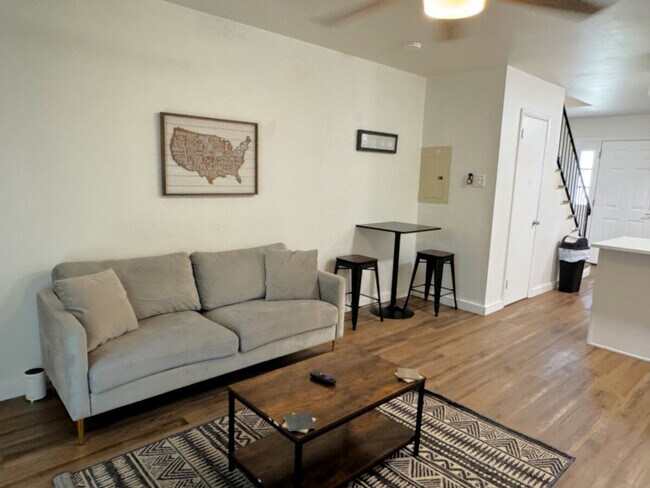 Building Photo - 624 S Cedar St