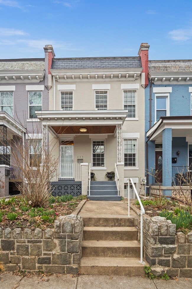 Building Photo - 637 Kenyon St NW