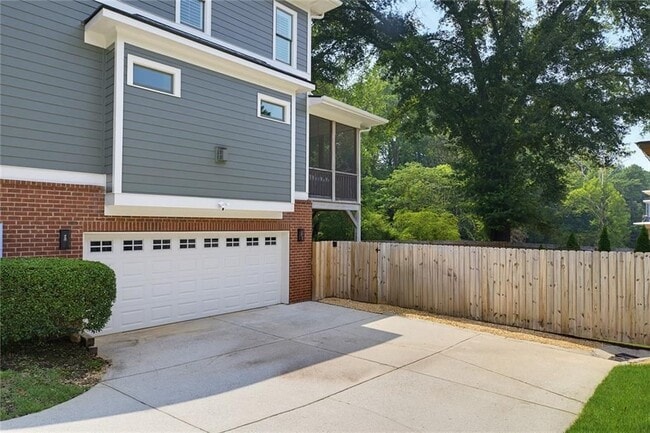 Building Photo - 1452 Woodland Hills Dr NE