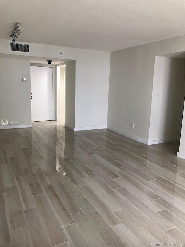 Primary Photo - 1420 Brickell Bay Dr