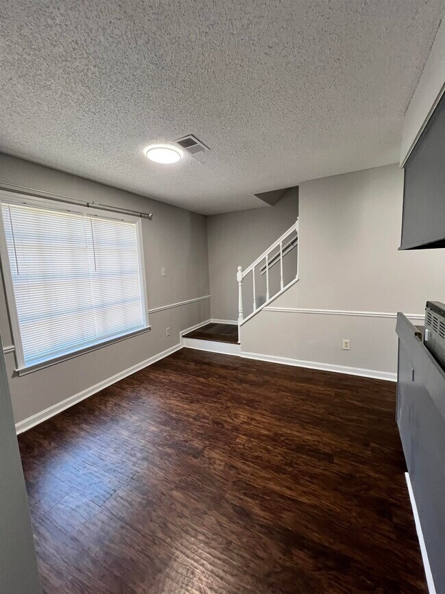 Foto del edificio - 6342 Midsummer Way