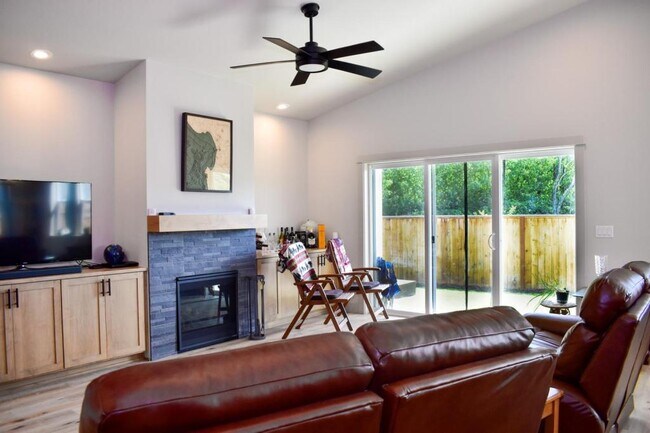 Foto del edificio - 214 Oak Crest Way