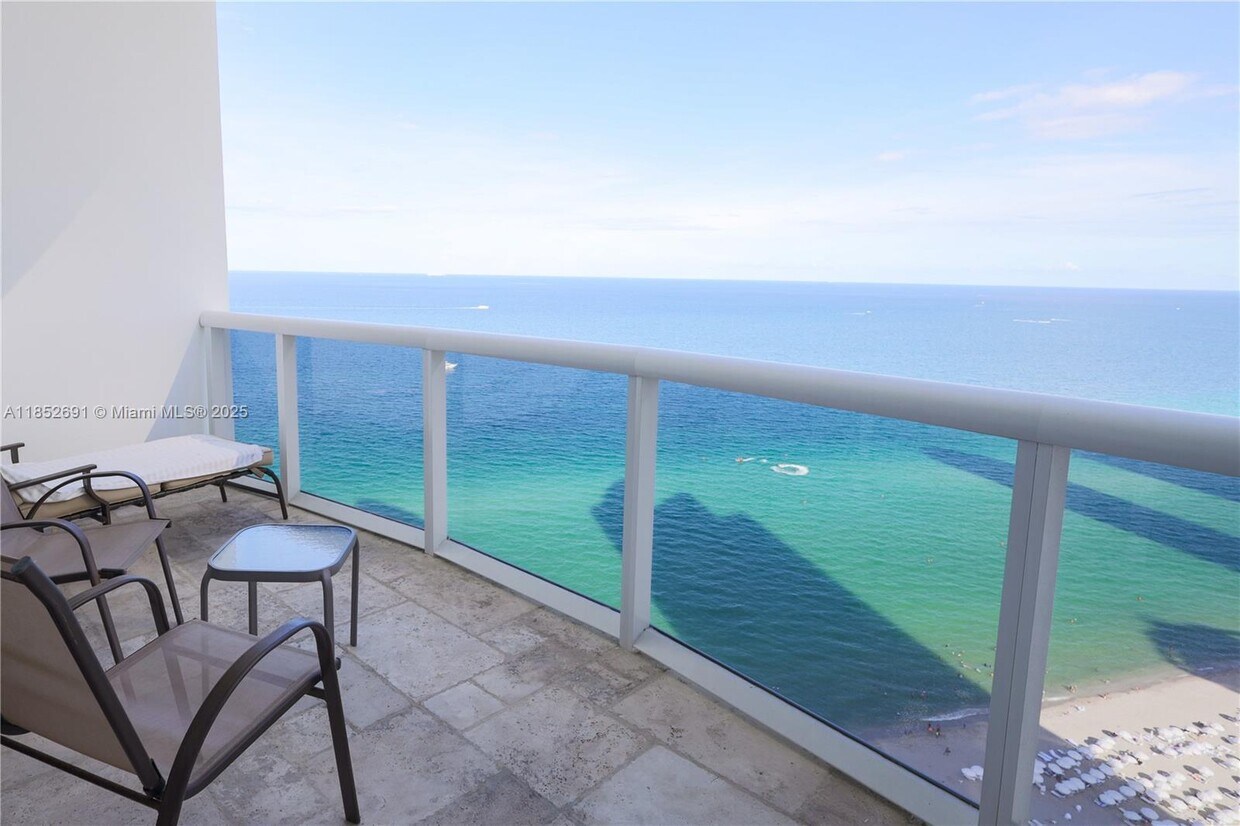 Foto principal - 18201 Collins Ave