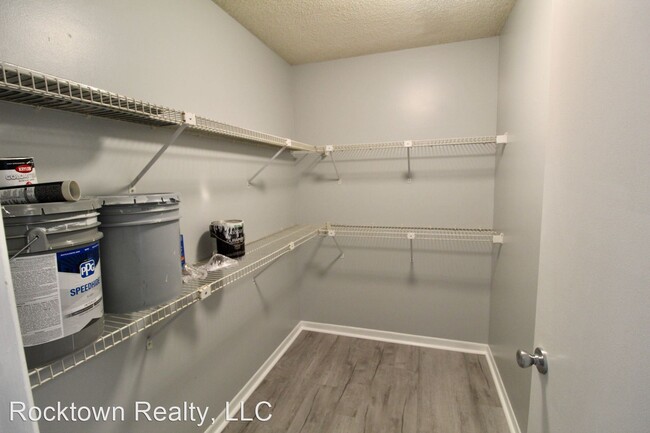 Building Photo - 4 br, 2 bath Room For Rent - 1342E Hunters...
