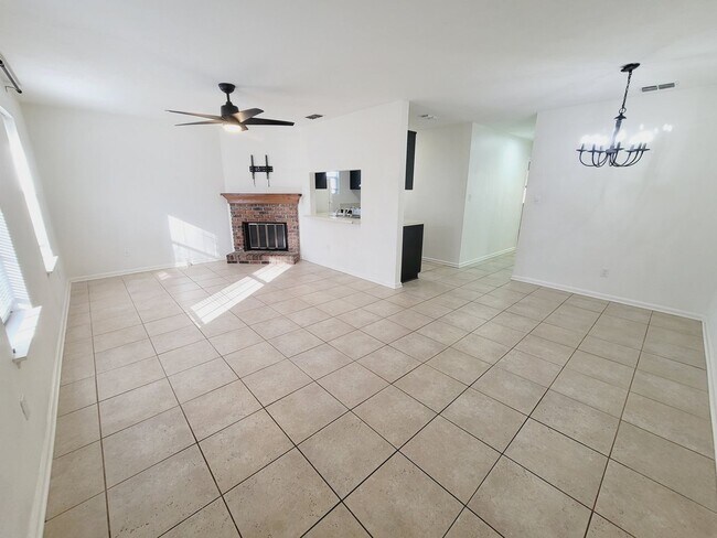 Foto del edificio - CLASSY NE 2/1.5 w/ Vaulted Ceilings, Privacy Fenced Yard, Washer/Dryer, & Walk in Closets! Availa...