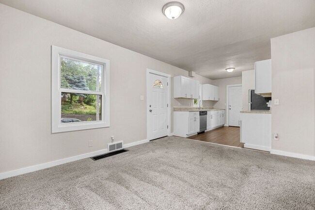 Foto del edificio - 2 Bedroom for Rent in Des Moines
