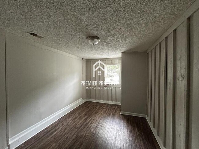 Foto del edificio - 6570 Ridgewood Rd