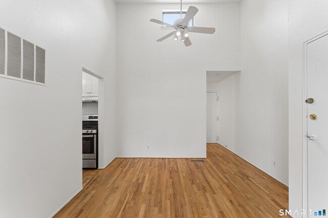 Foto del edificio - 82 Olcott Way