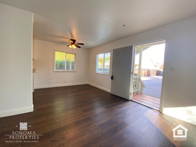 Foto del edificio - 2BD/1BA Duplex In Downtown Sonoma!