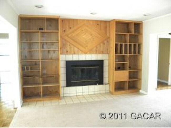 Foto del edificio - Black Acres-Three Bedroom, Two Bath 2068sf 1/2 mile to Law School or the Swamp