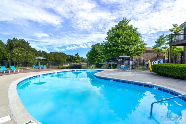 Pool - Meridian Court
