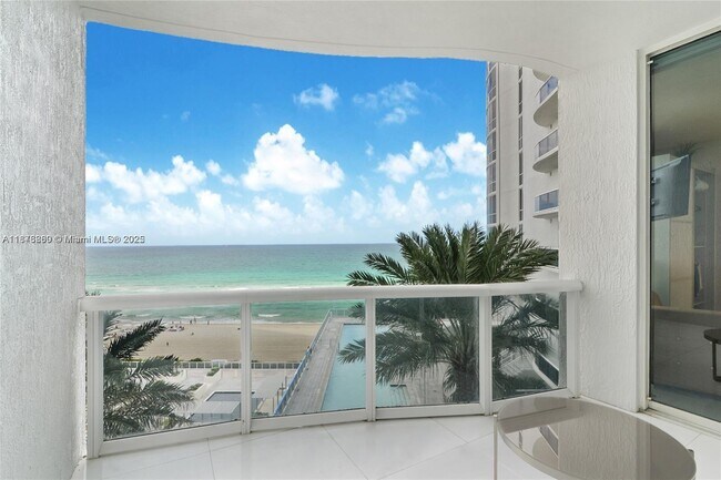Foto del edificio - 15811 Collins Ave