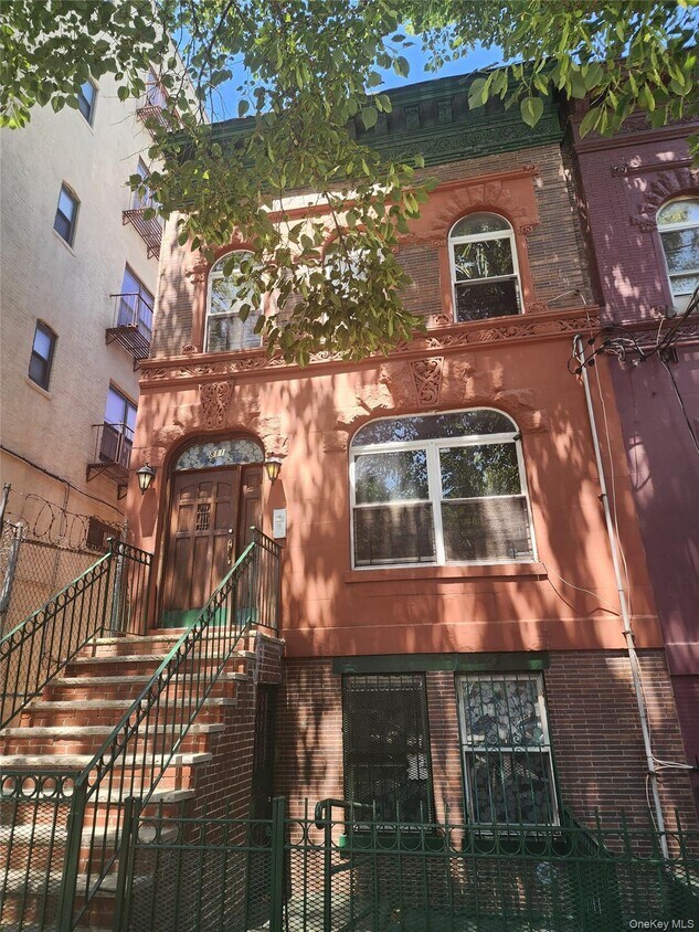 Foto principal - 811 E 168th St