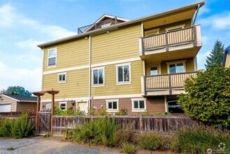 Building Photo - 900 SW Elmgrove St