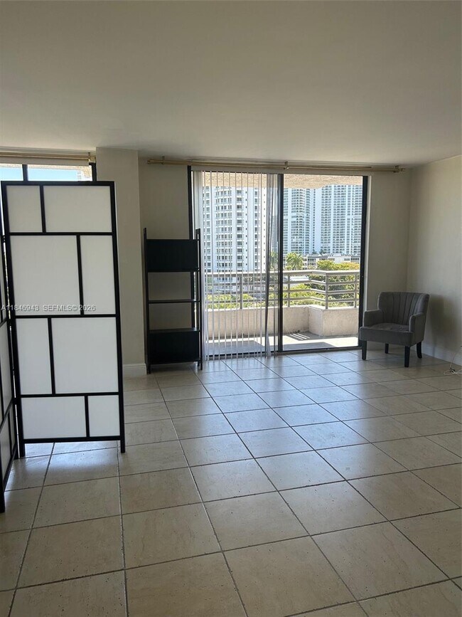 Foto del edificio - 3300 NE 191st St