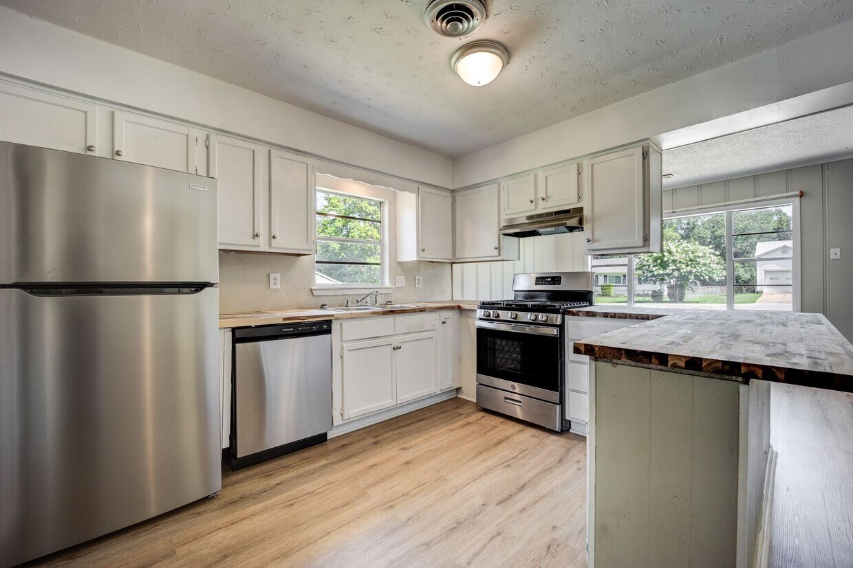 Foto principal - Freshly Updated 3 Bedroom Home