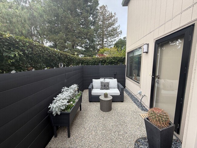 Foto del edificio - UPDATED TWO BEDROOM / ONE BATH, UNFURNISHED TWO-STORY CONDO IN CAPTAINS COVE