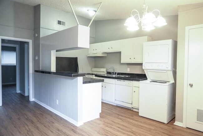 Building Photo - 616 W 51st St