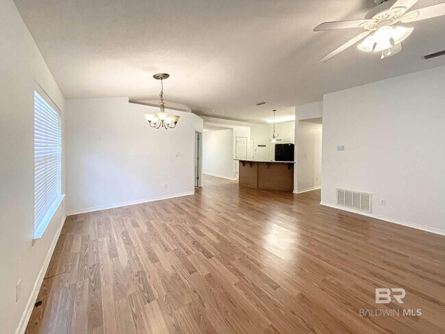 Foto del edificio - 9841 Watkins Dr