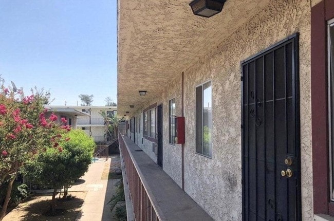 entrance area - 8800 Cedros Ave