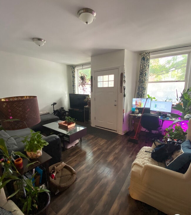 Building Photo - 1014 W 19th St