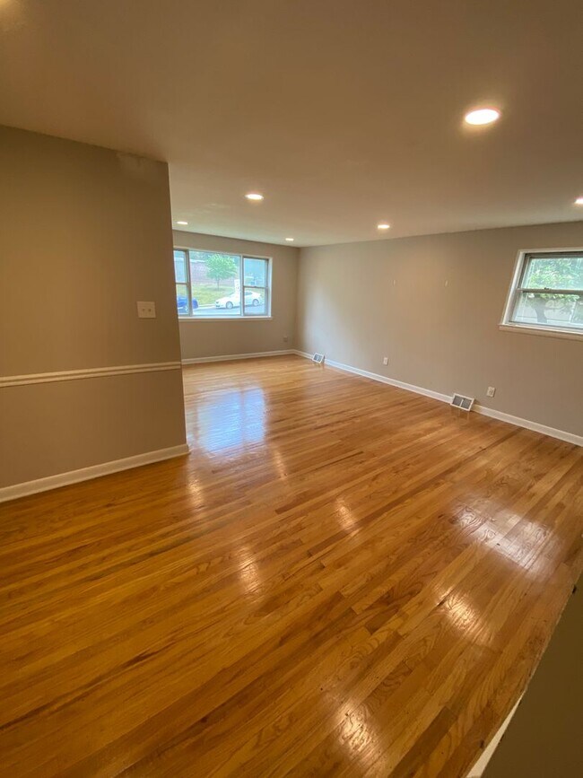 Foto del edificio - 4424 Bloomfield Ave