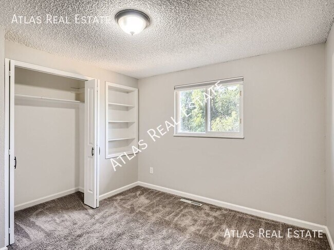 Building Photo - Beautiful 4 Bedroom-2 Bathroom!