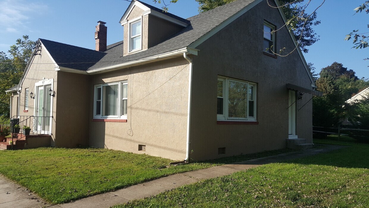 Primary Photo - Beautiful 2 Bedroom, 1 Full bath ground fl...