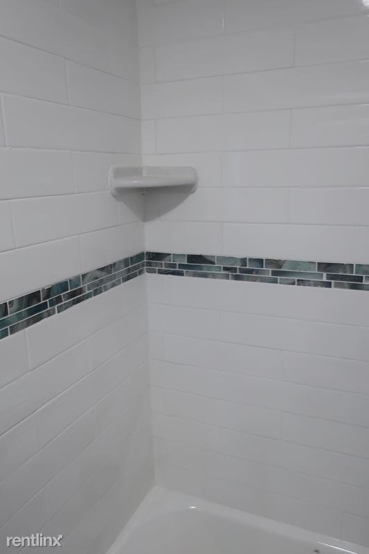 Building Photo - 3 br, 1 bath Townhome - 6 Hinsdale Pl