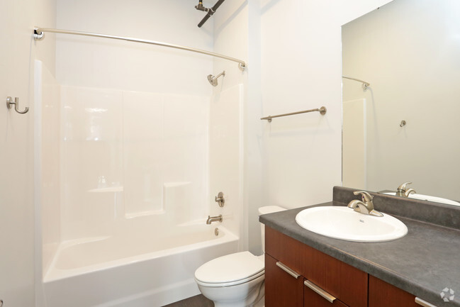 1BR, 1BA - 672 SF - Bathroom - Pearl Street