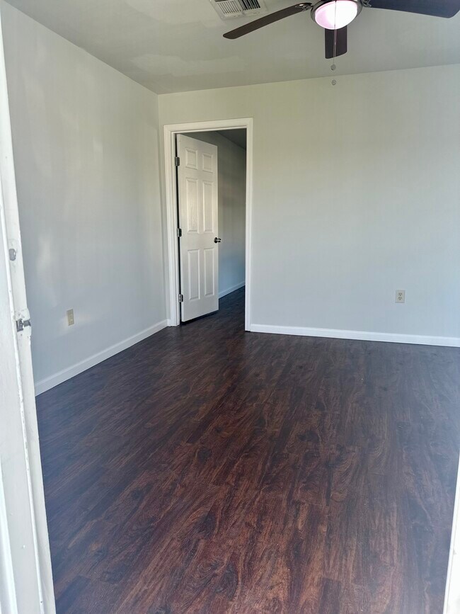 Foto del edificio - 5128 Oak Dr