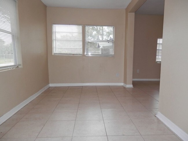 Foto del edificio - Spacious 3/1 home w/extensive tile flooring