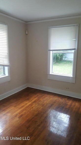 Foto del edificio - 327 Decelle St