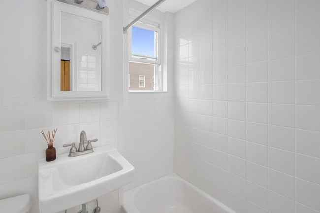 Bathroom Interior Photo 2016 - 715 Lorimer St