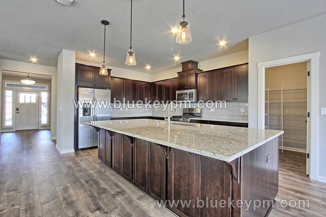 Building Photo - 5 bed  3 bath  near Frontier Middle and Pi...