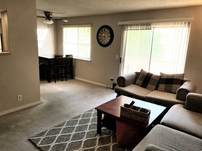 Sala de estar amueblada - 616 S Hardy Dr